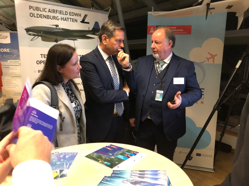 Götz Anspach von Broecker (Airbus) stellt dem Niedersächsischen Wirtschaftsminister Olaf Lies einige Projekte vor darunter auch COOPERANTS