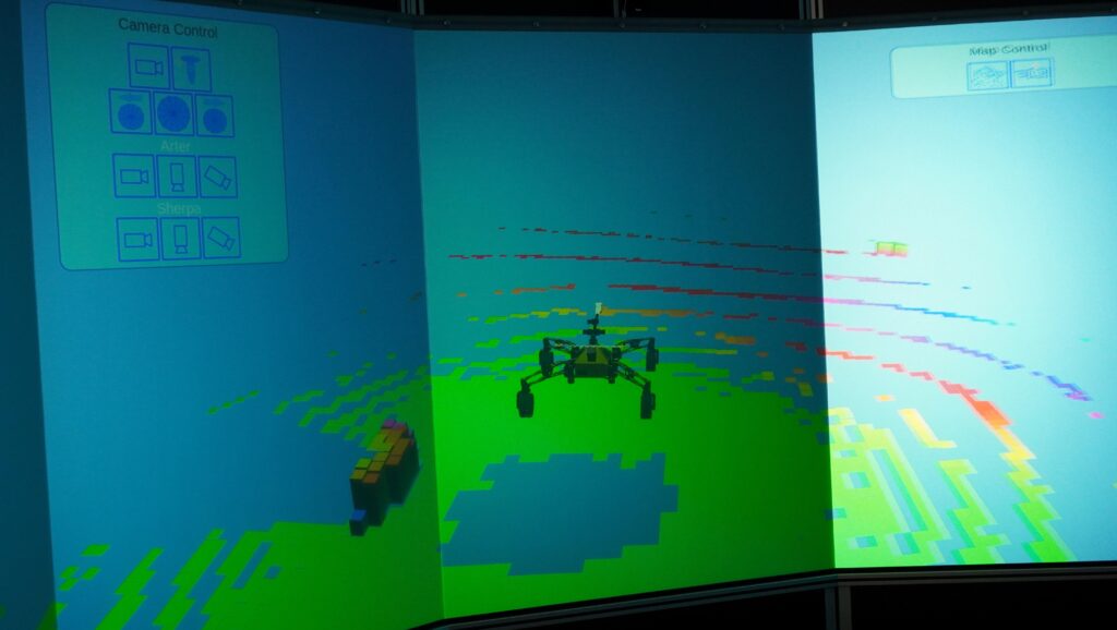 Steffen Planthaber (DFKI) zeigt eine Live-Demonstration im Virtual Reality Lab des Use Cases „Digitaler Roboterzwilling“.