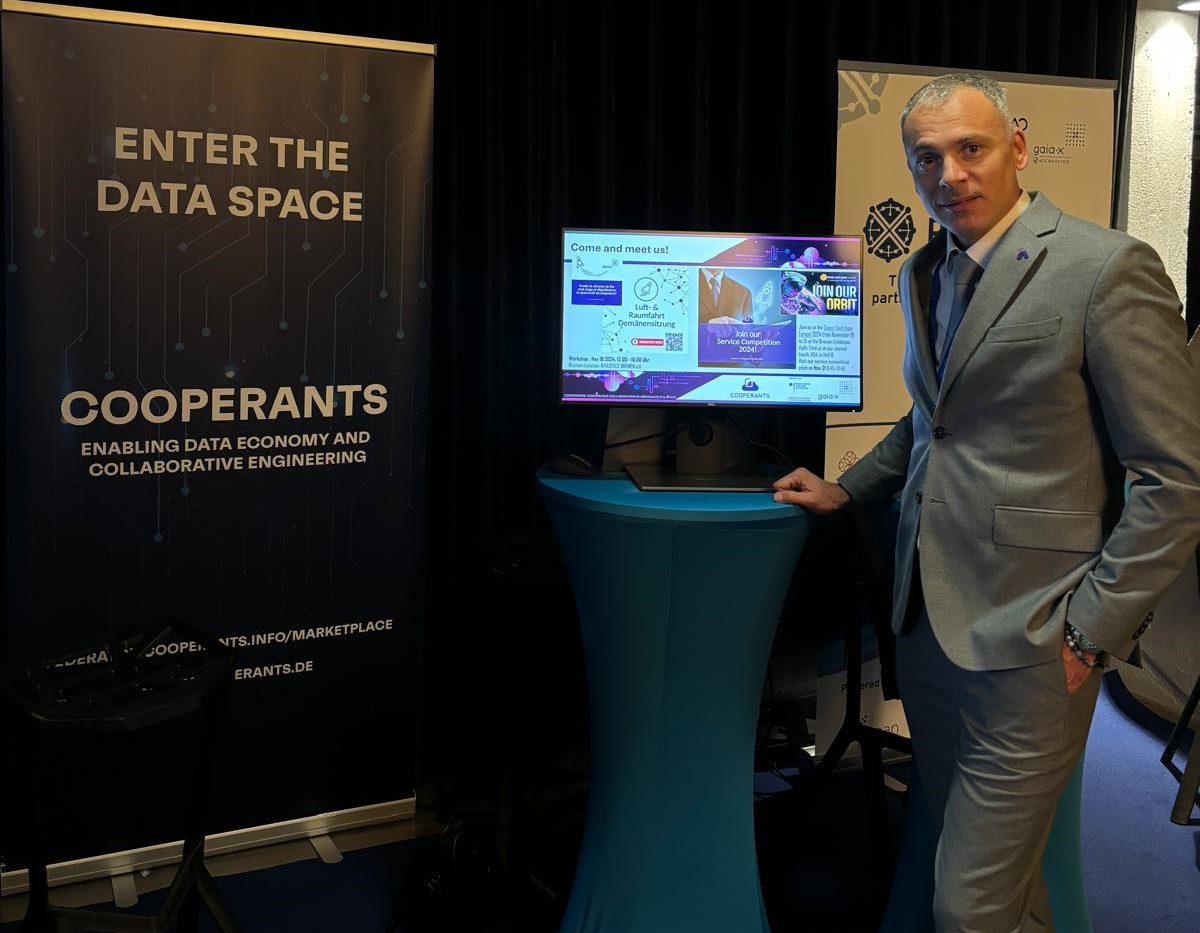 Arno Scheidereiter (neusta aerospace) am COOPERANTS-Stand in der Begleitausstellung | ©neusta aerospace