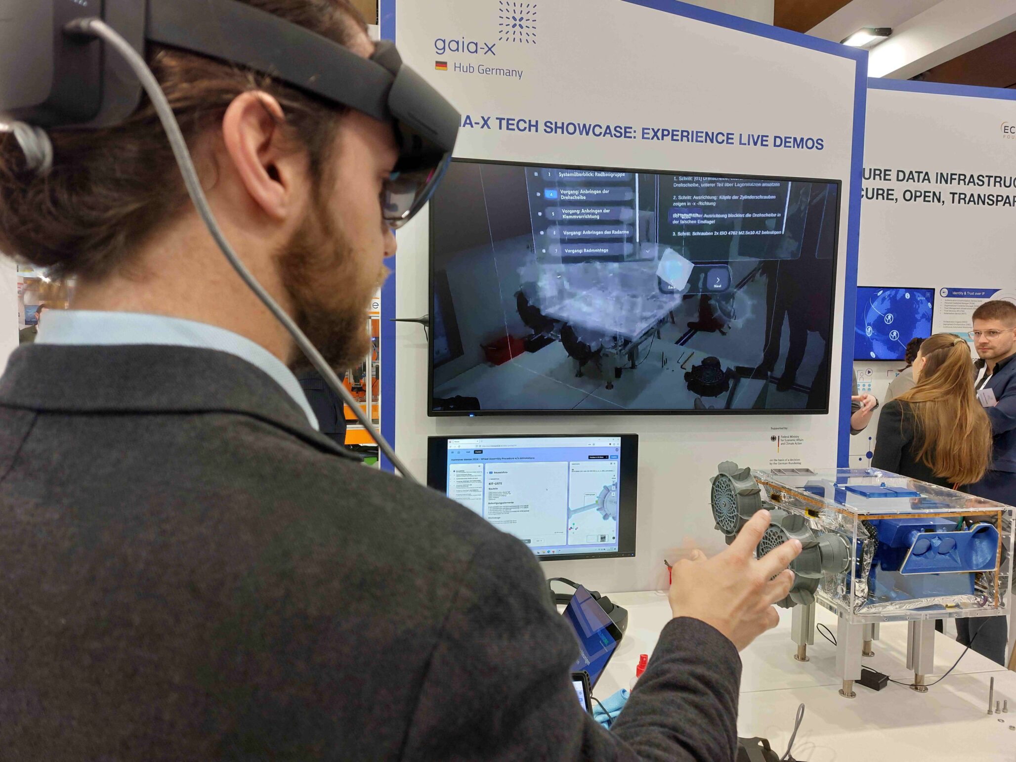 Jan-Luca Kirchler (DLR) demonstriert den AR-Service HOLOWORK auf der Hannovermesse.